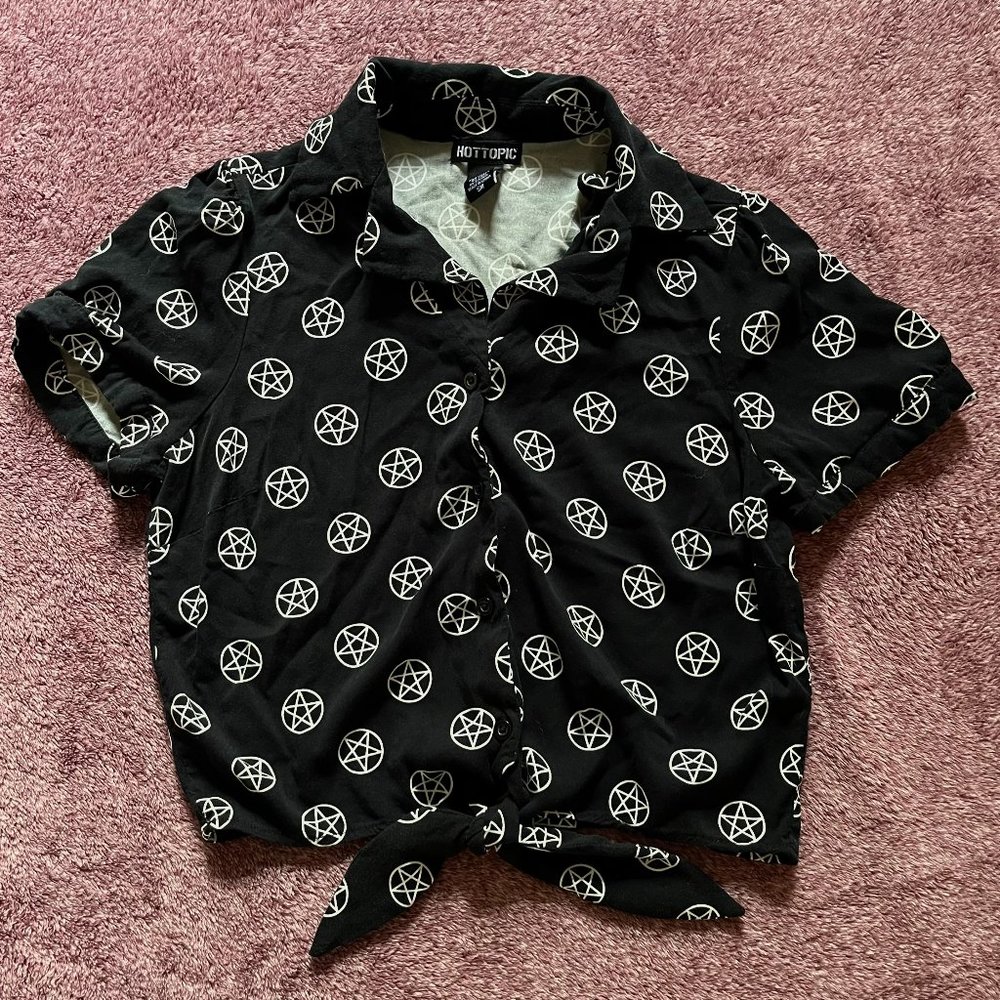 Hot Topic - Women's Black and White  Pentagram Design Crop Shirt Size Small